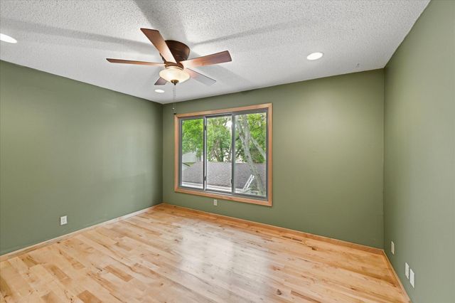 1511 Black Oaks Place N, Plymouth, MN 55447