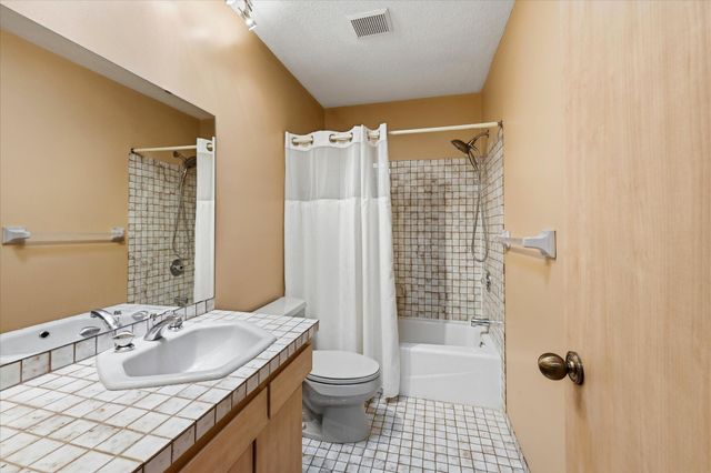 1511 Black Oaks Place N, Plymouth, MN 55447