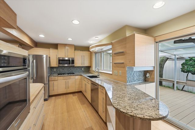 1511 Black Oaks Place N, Plymouth, MN 55447