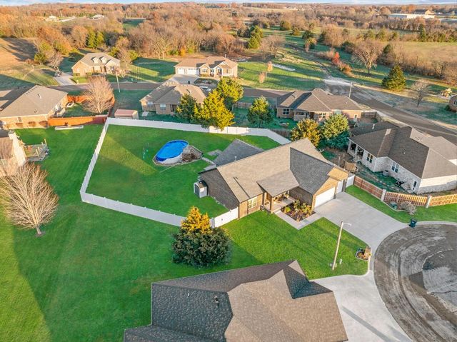 11 Pier Lane, Monett, MO 65708