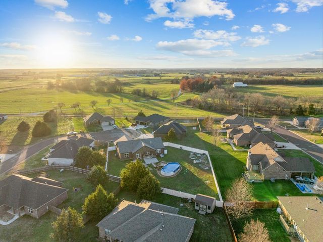 11 Pier Lane, Monett, MO 65708