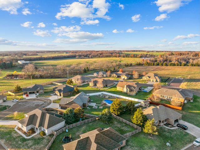 11 Pier Lane, Monett, MO 65708