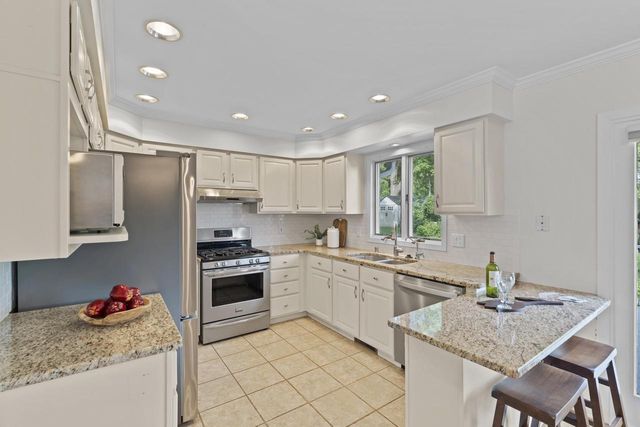 409 Red Coat COURT, Waterford, WI 53185