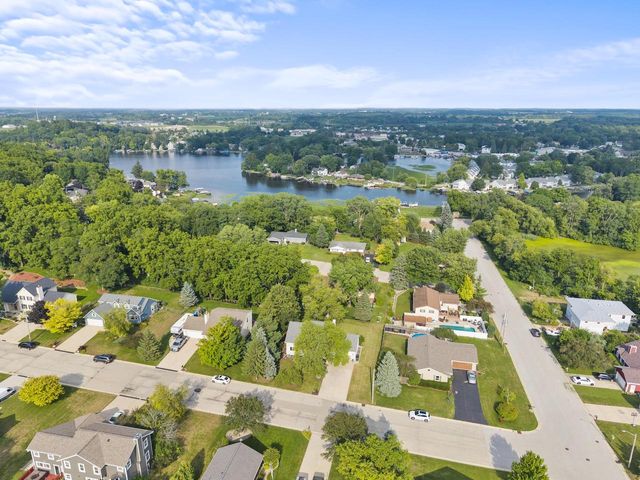 409 Red Coat COURT, Waterford, WI 53185