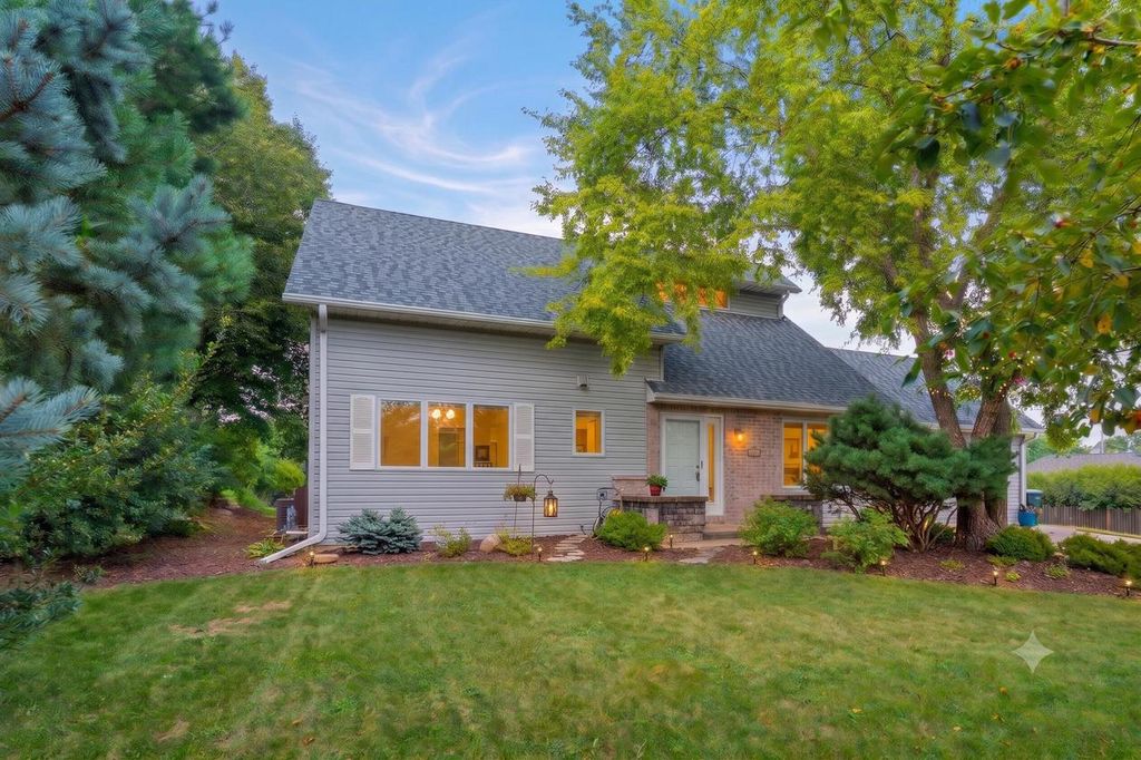409 Red Coat COURT, Waterford, WI 53185