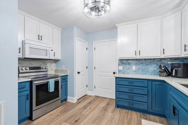 6061 Coy Burgess Loop, Defuniak Springs, FL 32435