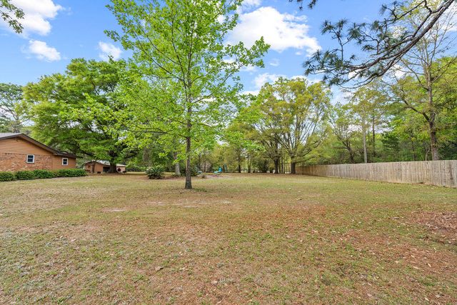 6061 Coy Burgess Loop, Defuniak Springs, FL 32435