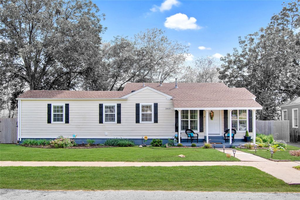 3909 Locke Avenue, Fort Worth, TX 76107
