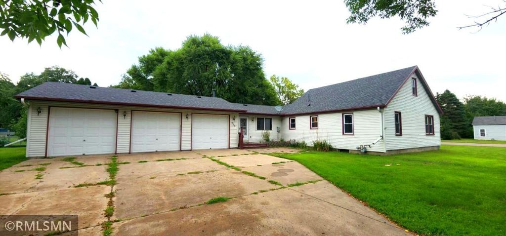 902 11th Street N, Princeton, MN 55371