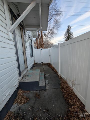 529 N 5th Ave, Twin Falls, ID 83301