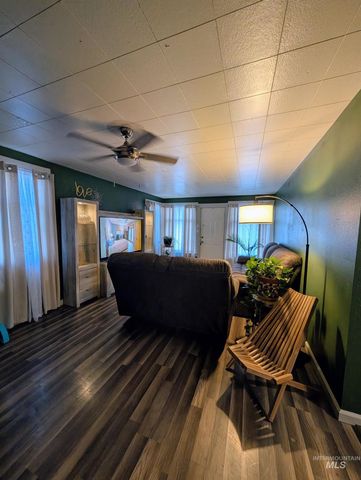 529 N 5th Ave, Twin Falls, ID 83301