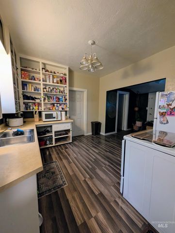 529 N 5th Ave, Twin Falls, ID 83301