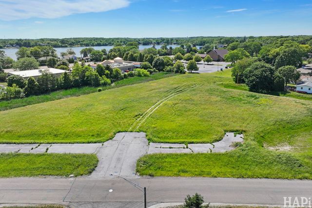 106 Old Elm Road, Lindenhurst, IL 60046