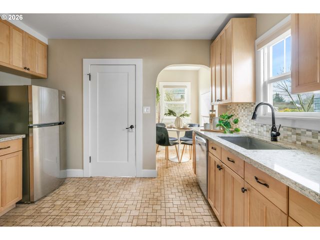 6010 Se WOODSTOCK Blvd, Portland, OR 97206