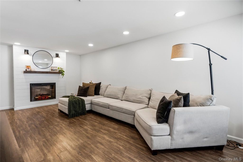 305 Birchwood Road, Medford, NY 11763 — photo 4
