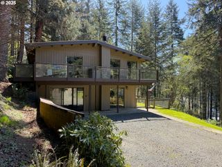70772 MAJESTIC SHORES Rd, North Bend, OR 97459