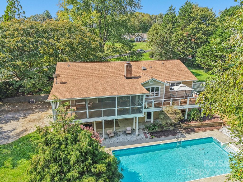 16 Amber Drive, Horse Shoe, NC 28742