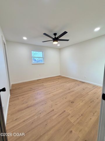 1504 S Mckinley Avenue, Joplin, MO 64801