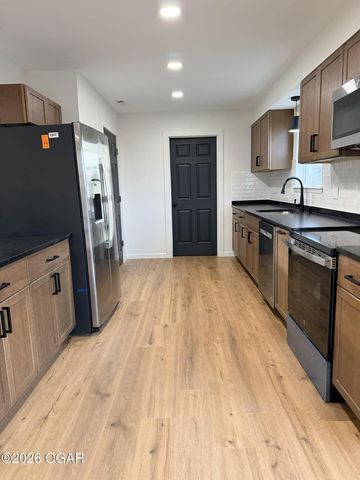 1504 S Mckinley Avenue, Joplin, MO 64801