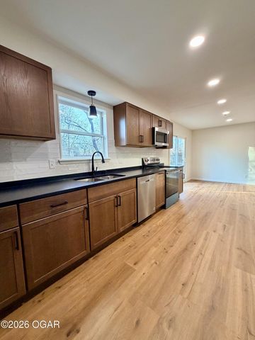 1504 S Mckinley Avenue, Joplin, MO 64801