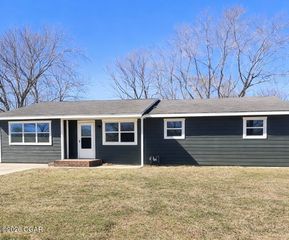 1504 S Mckinley Avenue, Joplin, MO 64801
