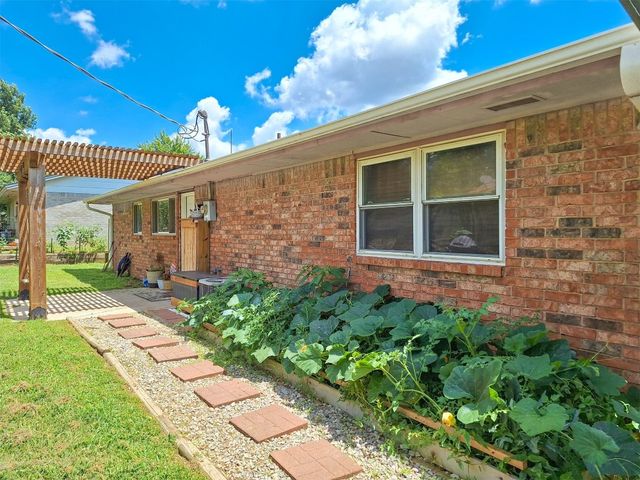 2901 Maple Lane, Edmond, OK 73034