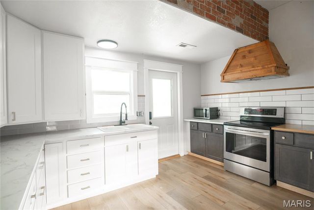 125 W Saint Francis Street, Dexter, MO 63841