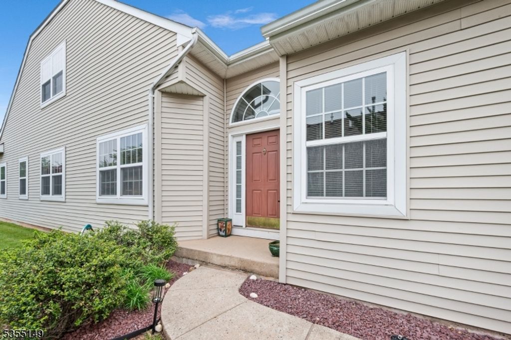 29 Medici Dr, Franklin Twp., NJ 08873