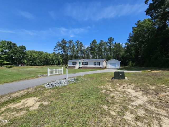 208 Loop Road, Bunnlevel, NC 28323