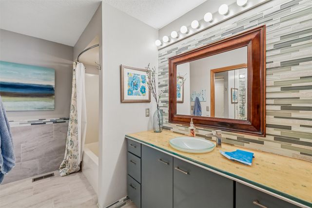1936 Maple Circle, West Des Moines, IA 50265