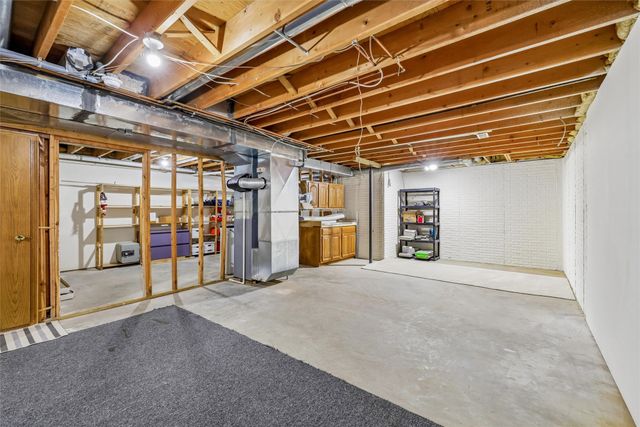 1936 Maple Circle, West Des Moines, IA 50265