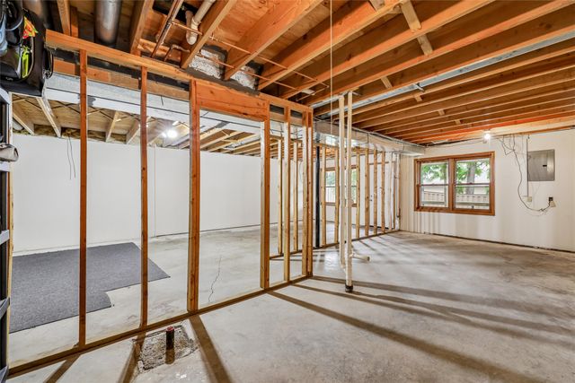 1936 Maple Circle, West Des Moines, IA 50265
