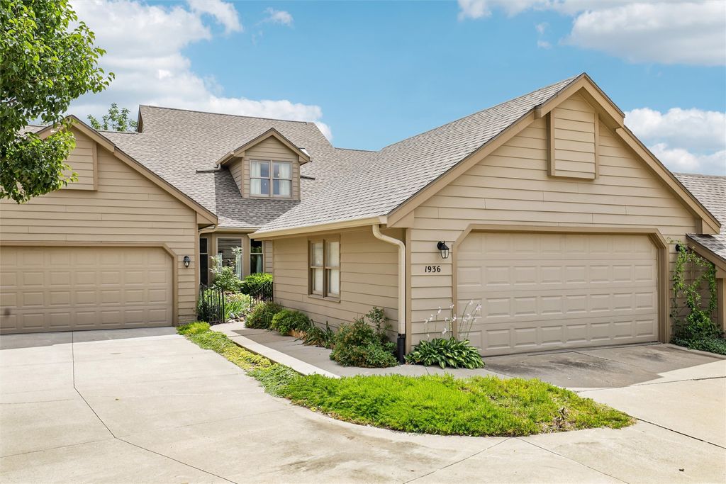 1936 Maple Circle, West Des Moines, IA 50265