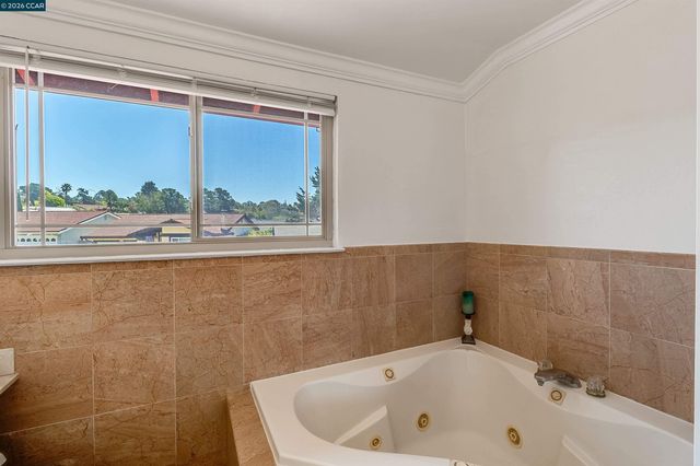 1243 Fairway Dr, Richmond, CA 94803