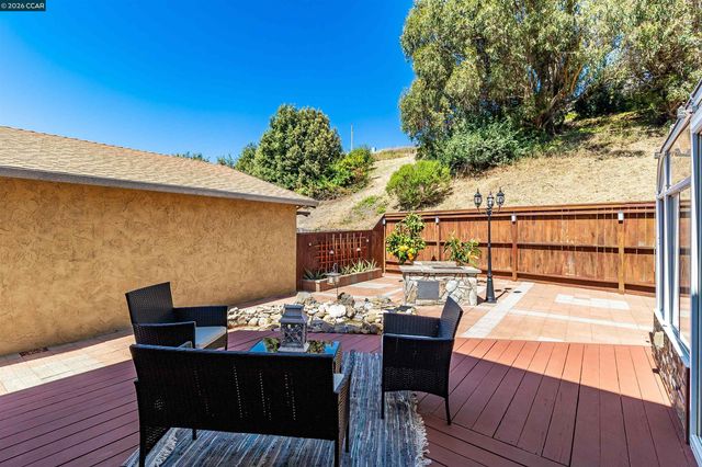 1243 Fairway Dr, Richmond, CA 94803