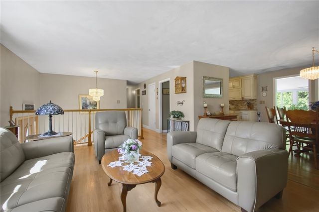 8 Eastward Drive, Lincoln, RI 02865
