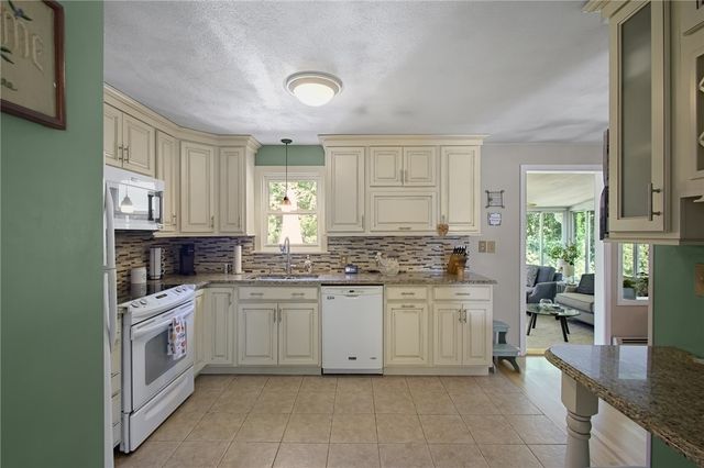 8 Eastward Drive, Lincoln, RI 02865