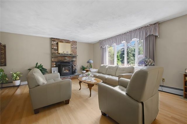 8 Eastward Drive, Lincoln, RI 02865