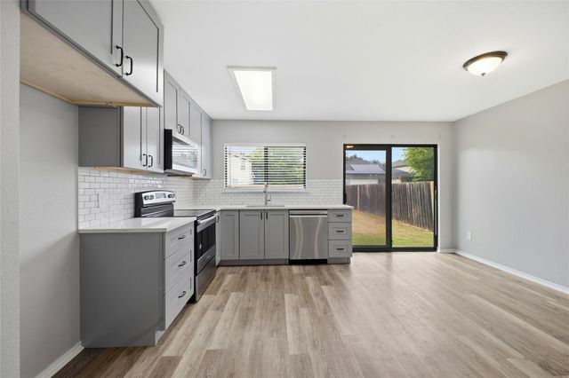 2206 Bluebonnet DR, Round Rock, TX 78664