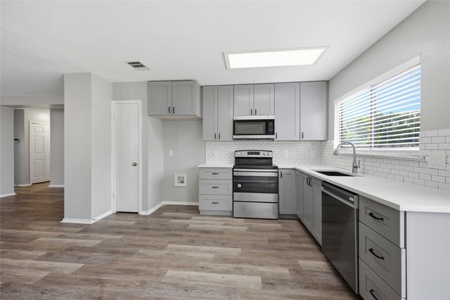 2206 Bluebonnet DR, Round Rock, TX 78664