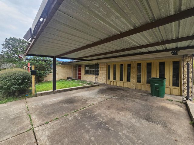 5327 Knotty Oaks Trail, Houston, TX 77045