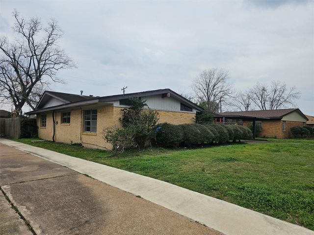5327 Knotty Oaks Trail, Houston, TX 77045