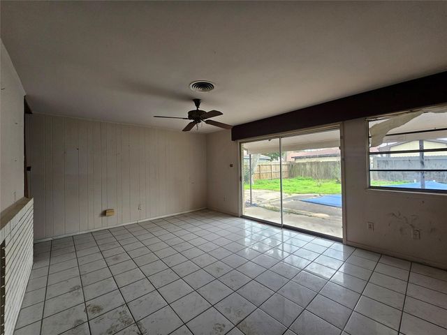 5327 Knotty Oaks Trail, Houston, TX 77045