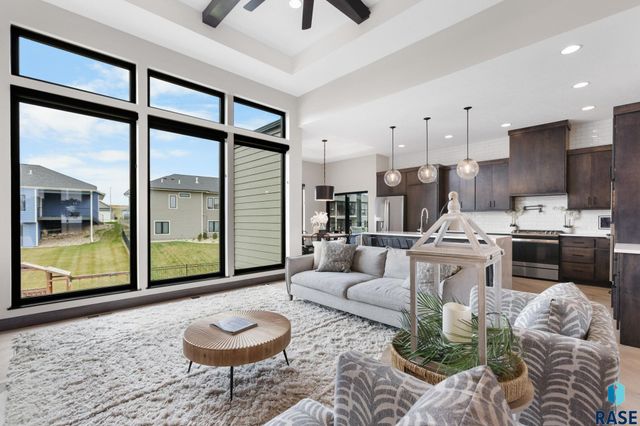 6701 E Spitfire Cir Circle, Sioux Falls, SD 57110