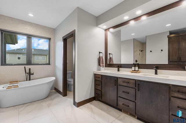 6701 E Spitfire Cir Circle, Sioux Falls, SD 57110