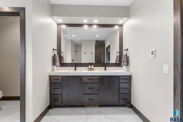 6701 E Spitfire Cir Circle, Sioux Falls, SD 57110
