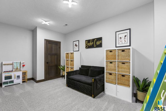 6701 E Spitfire Cir Circle, Sioux Falls, SD 57110