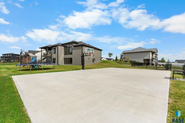 6701 E Spitfire Cir Circle, Sioux Falls, SD 57110