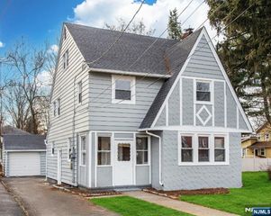 24 Argonne Court, Teaneck, NJ 07666