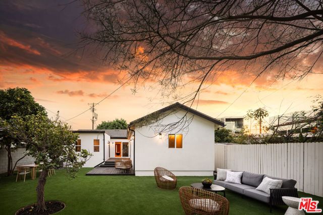 4226 Redwood Avenue, Los Angeles, CA 90066